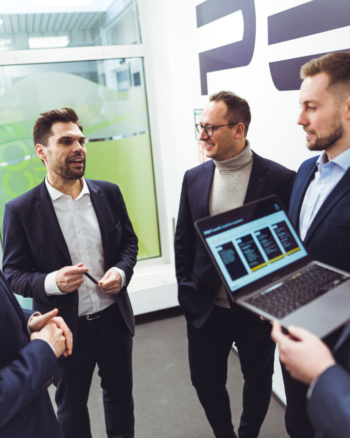 Berater besprechen eine digitale Präsentation