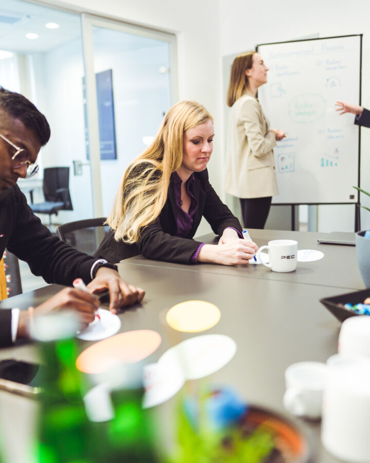 Teamarbeit während eines Workshops