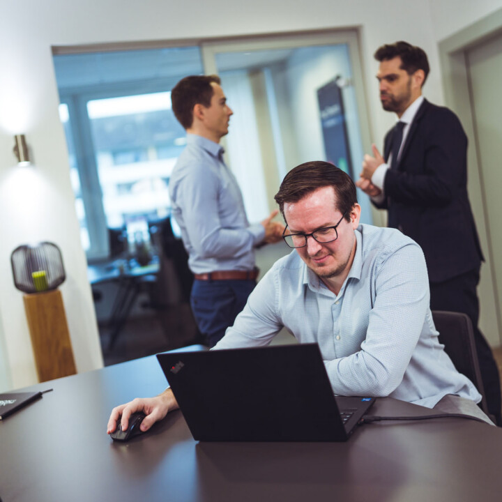Berater arbeiten gemeinsam an digitalen Lösungen